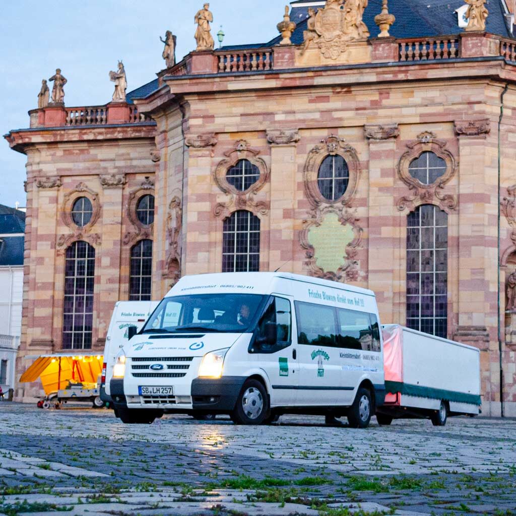 Der Markttransporter am frühen Morgen vor der Ludwigskirche Saarbrücken
