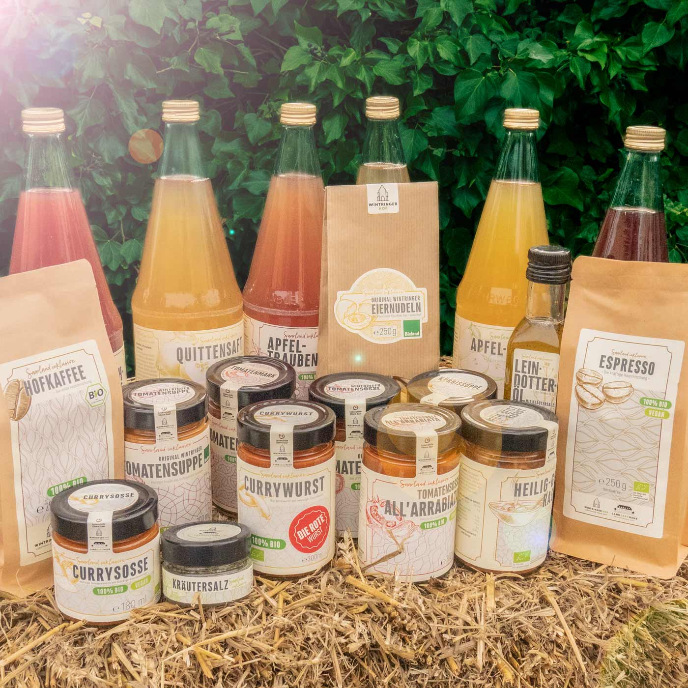 Zusammenstellung der regionalen Saarland inklusive-Produkte auf einem Strohballen. 